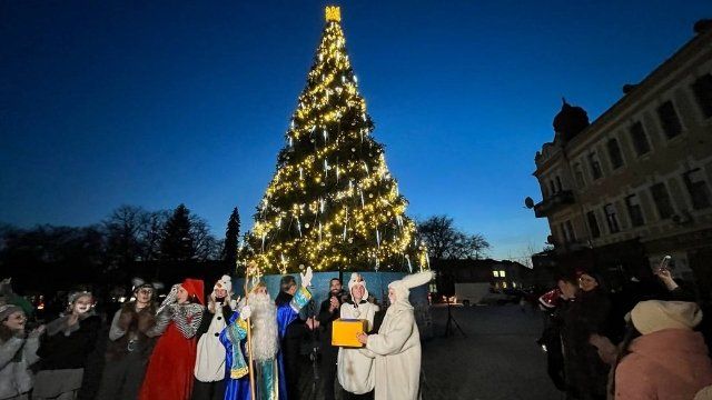 В Ужгороде официально зажгли главную новогоднюю елку