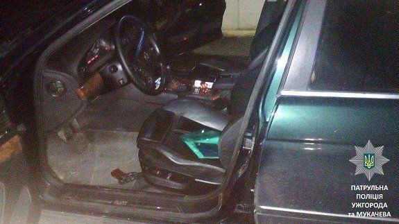 В автомобиле ужгородские патрульные обнаружили пистолет