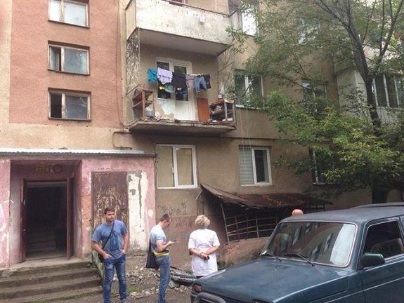 На улице Капушанской с балкона второго этажа выпал человек