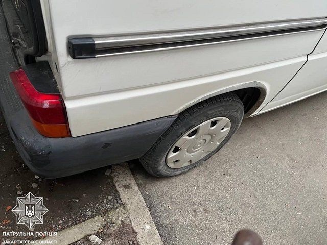 В Ужгороде припаркованному Peugeot "прилетело" от VW под кайфом 