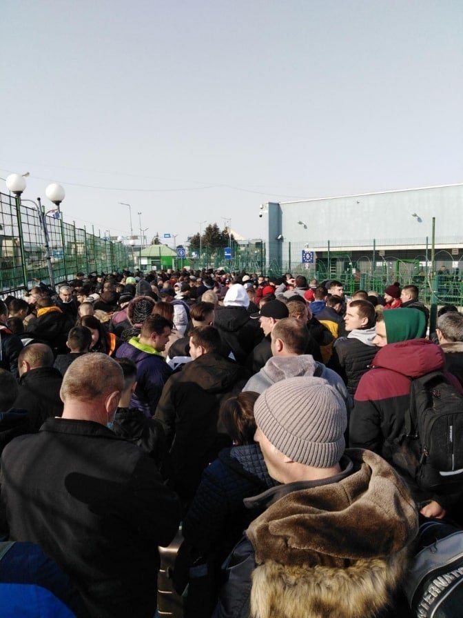 На фото  видно, как сотни людей сбились в плотную массу, торопясь евроинтегрироваться в Польшу