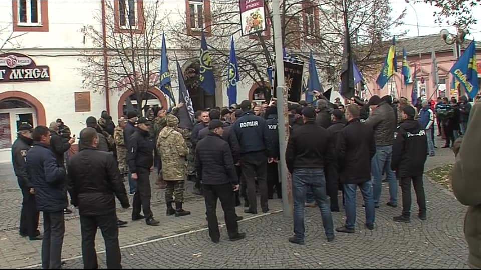 В Закарпатье националисты пытались сжечь венгерский флаг