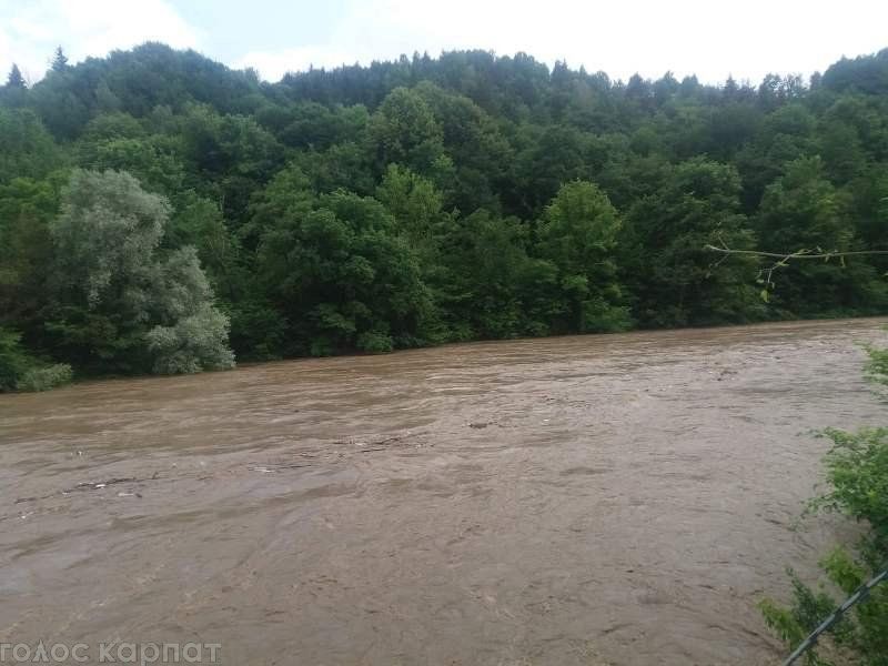 Маленькие реки в горах Закарпатья вышли из берегов