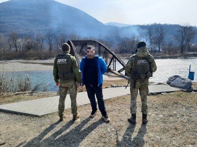На границах в Закарпатье выловили очередную партию "патриотов" 