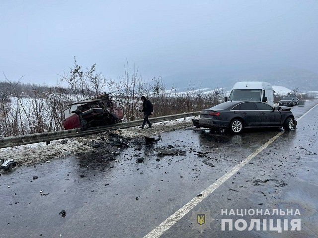 На дорозі біля Ужгорода Audі виїхав на зустрічну і спровокував смертельну аварію
