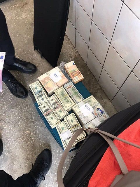 Сотни тысяч долларов и евро кэша конфисковали у украинцев на границе с Румынией