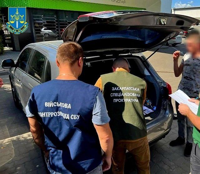 Пограничника отдела Ужгород задержали на получении "зарплаты" от контрабандистов