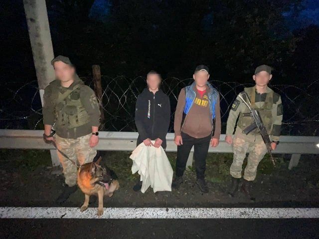"Озброєних" ковдрою ухилянтів із Закарпаття спіймали на кордоні з Румунією