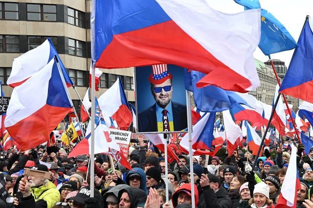 Тысячи чехов вышли на митинг в Праге против поставок оружия Украине