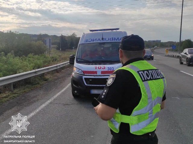На трассе Киев-Чоп патрульные помогли женщине с онкобольной матерью