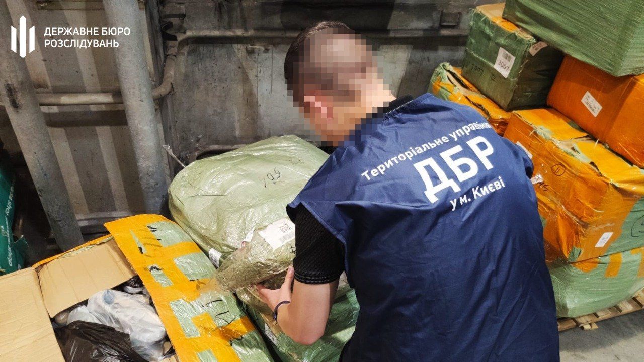 Силовики ликвидировали мощный канал контрабанды товаров через Киевские аэропорты. 
