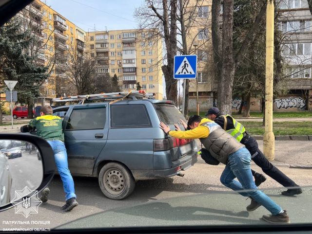 В Ужгороде полицейские помогли застрявшему посреди проезжей части водителю