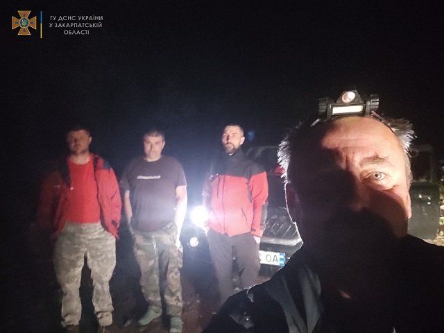 Все выходные бойцы ГСЧС в Закарпатье спасали "тихих охотников" 