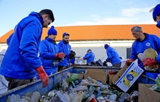 Венгерские волонтеры убрали несколько тонн мусора, очищая берега Тисы 