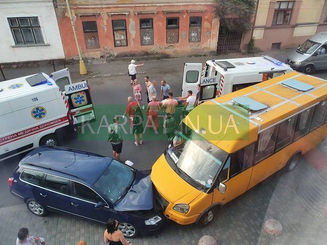 В Ужгороде маршрутный автобус врезался в VW
