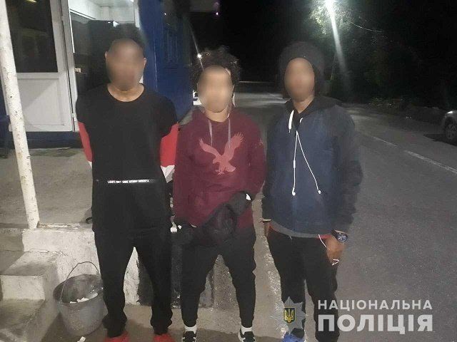 На посту Нижние Ворота полиция задержала трех иностранцев без документов