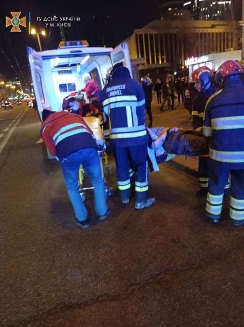 В Киеве молодая девчонка попала под колеса поезда метро и выжила
