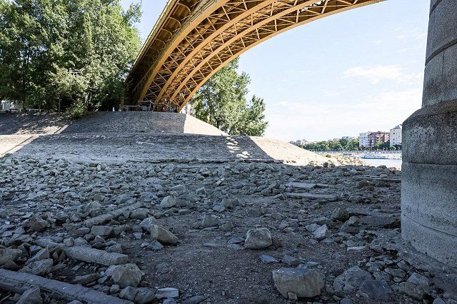 Из-за засухи уровень реки Дунай в районе Будапеште опустился до 85см. 