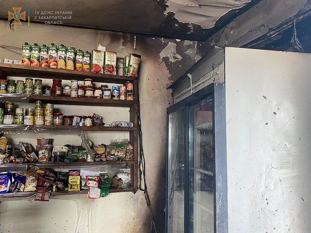 В Закарпатье хозяин магазина своими силами сдерживал распространение огня