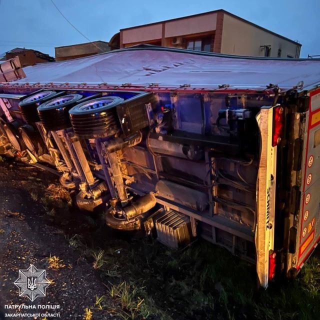 ДТП в Закарпатье: На трассе Киев-Чоп камион завалился людям на забор