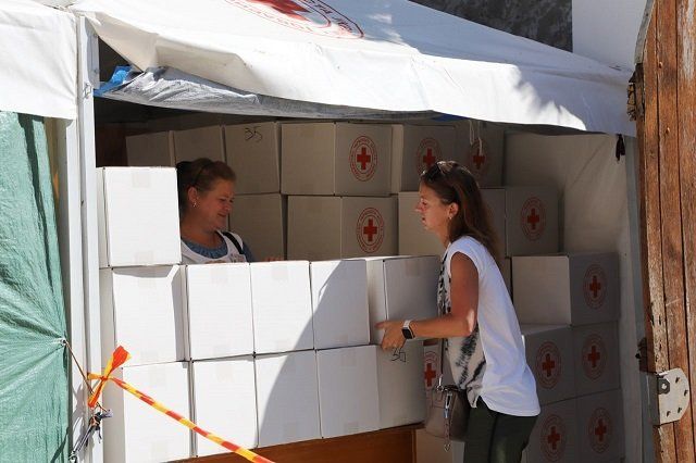 В Ужгороде Красный Крест выдает помощь переселенцам: подробности