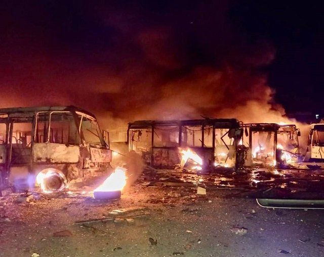 Днепр. Сгоревшие автобусы после обстрела
