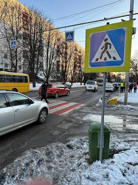 В Ужгороде на видео попало ДТП - на пешеходнике жестко сбили женщину