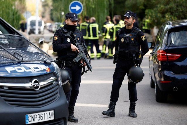 Фото с места событий возле посольства Украины в Мадриде, где произошел взрыв публикует Reuters