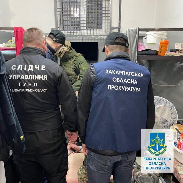 Тотальный шмон устроили зекам во главе с "криминальным авторитетом" в УИН в Закарпатье
