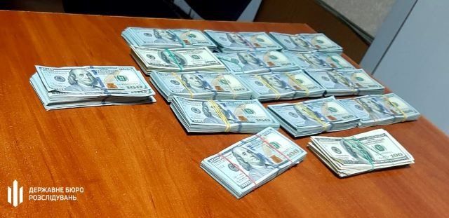 В Закарпатье на границе поймали гражданина РФ с большой суммой валюты