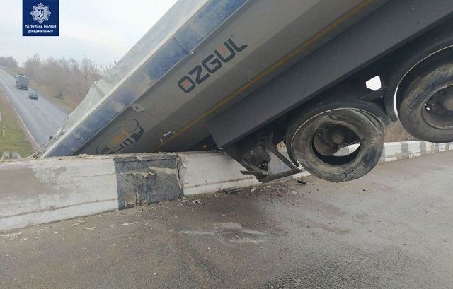 Жесткая авария в Донецкой области: Камион «поскользнулся» и чудом завис на мосту