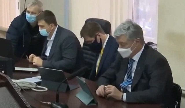 Порошенко вместе с адвокатами Голованем и Новиковым уже на заседании.