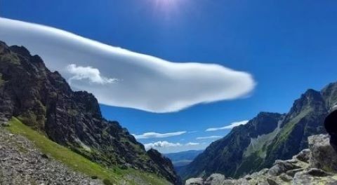 В небе над Словакией наблюдали уникальные неподвижные облака