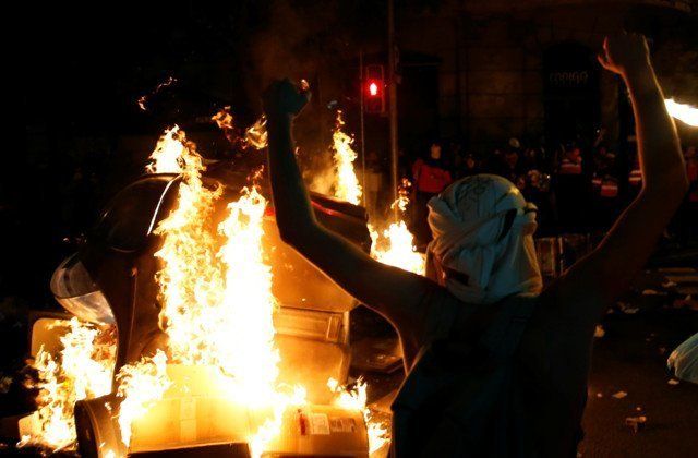 На улицы опасно выходить: Барселону захлестнул гнев жителей, протестам нет конца