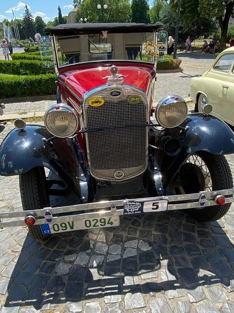 Из Словакии в Ужгород приехали ретро автомобили из "Земплинского ралли"