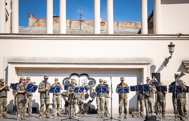 В Ужгороде сегодня выступил военный оркестр 128-й бригады