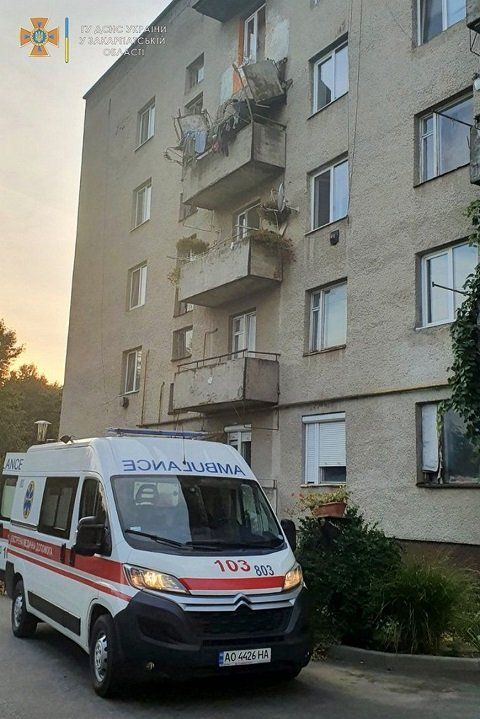 В Закарпатье рухнул балкон: Медики рассказали о состоянии пострадавшего 