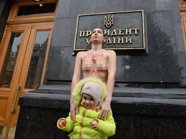 В Киеве Femen выступили голой грудью против воинского учета для женщин 