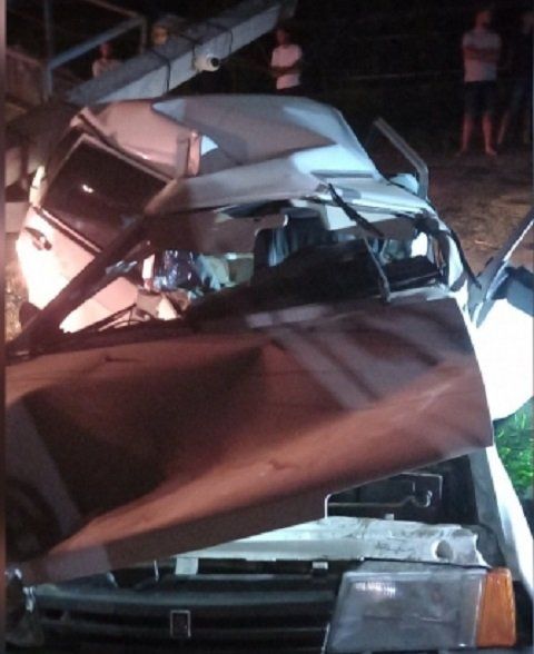 Авария в Закарпатье: Легковушка снесла бетонный столб, электроопора рухнула на авто 