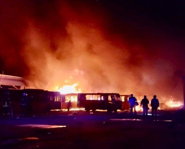 Днепр. Сгоревшие автобусы после обстрела