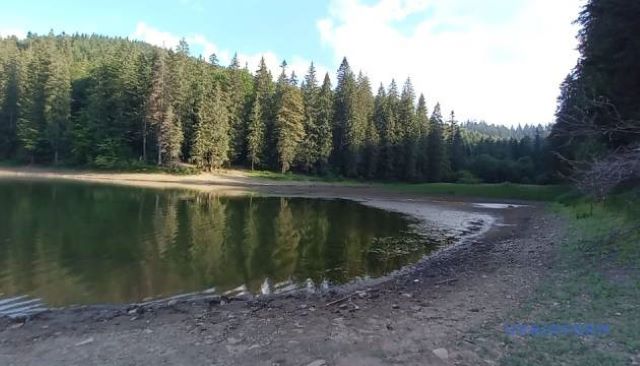 Глубина озера Синевир в Закарпатье достигла своего исторического минимума