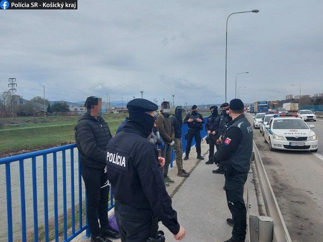 В Словакии шесть мигрантов, "сваливших" из украинского камиона, быстро поймали