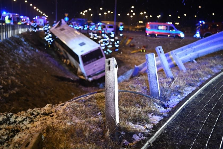 Украинские заробитчане попали в ужасающую аварию в Польше: Перёд автомобиля сплющило как гармошку