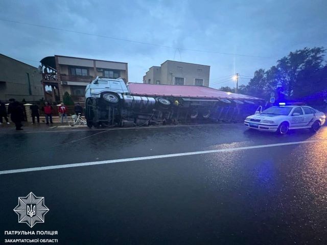ДТП в Закарпатье: На трассе Киев-Чоп камион завалился людям на забор
