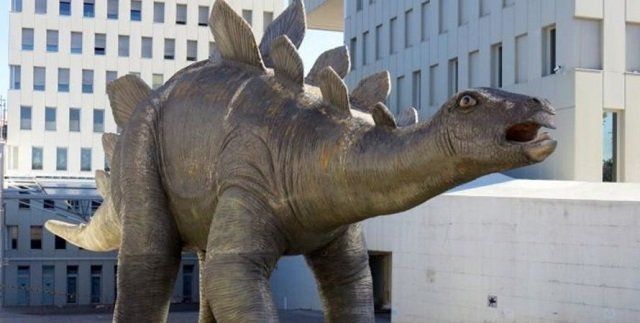 В Испании ребенок обнаружил труп в "рекламном" динозавре 