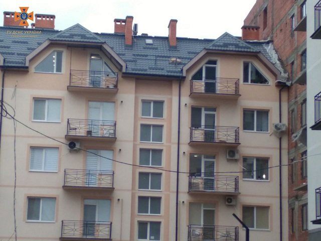 В Ужгороде спасли застрявшую на крыше собаку