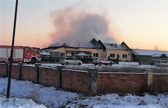 В Закарпатті масштабна пожежа охопила весільну залу ресторану 