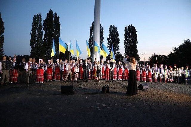 Ужгород первым поздравил Украину с 31-м Днем Независимости