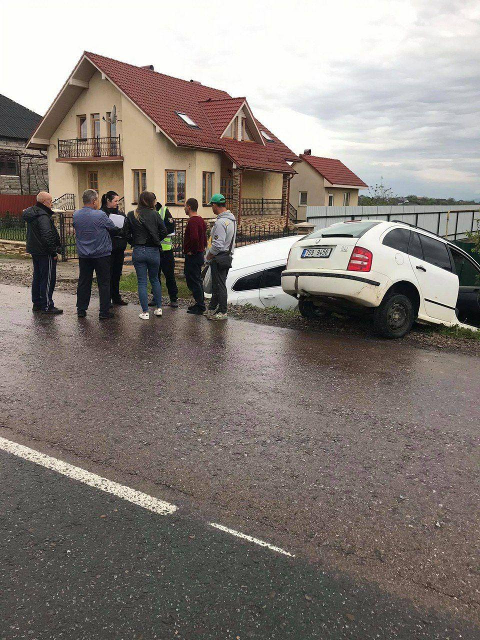 ДТП в Закарпатье: Оба автомобиля каким-то чудом пулей вылетели с дороги 