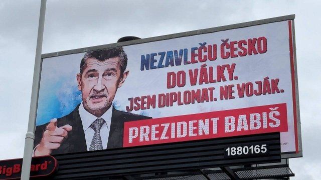 На билбордах кандидата в президенты Чехии Бабиша говорится, что он «не будет втягивать Чехию в войну», потому что он дипломат, а не солдат